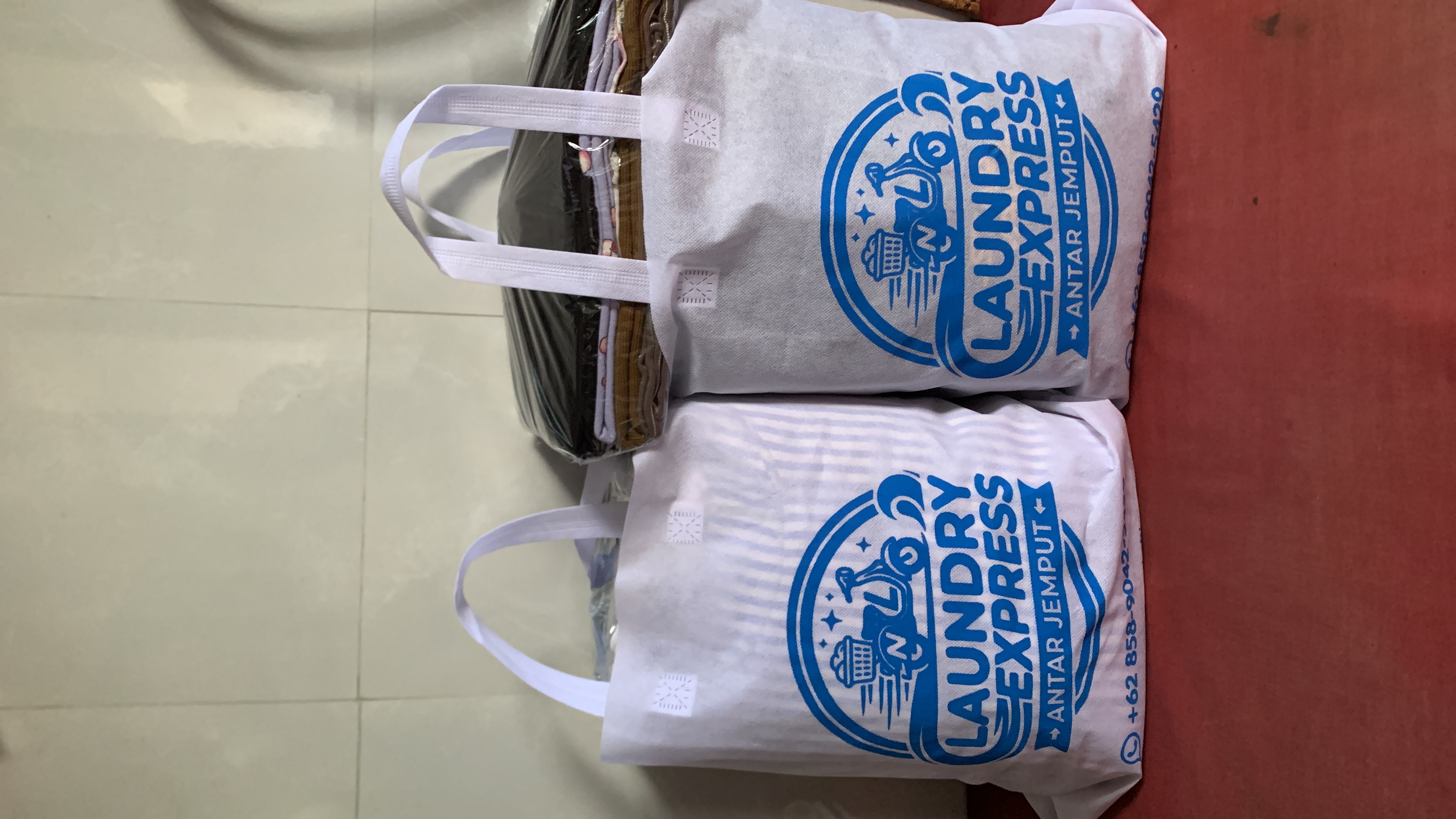 Proses Setrika Rapi Laundry